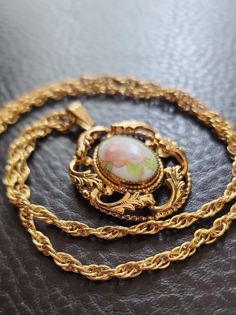 VTG Whiting & Davis Gold-Tone Floral Cameo Pendant Necklace